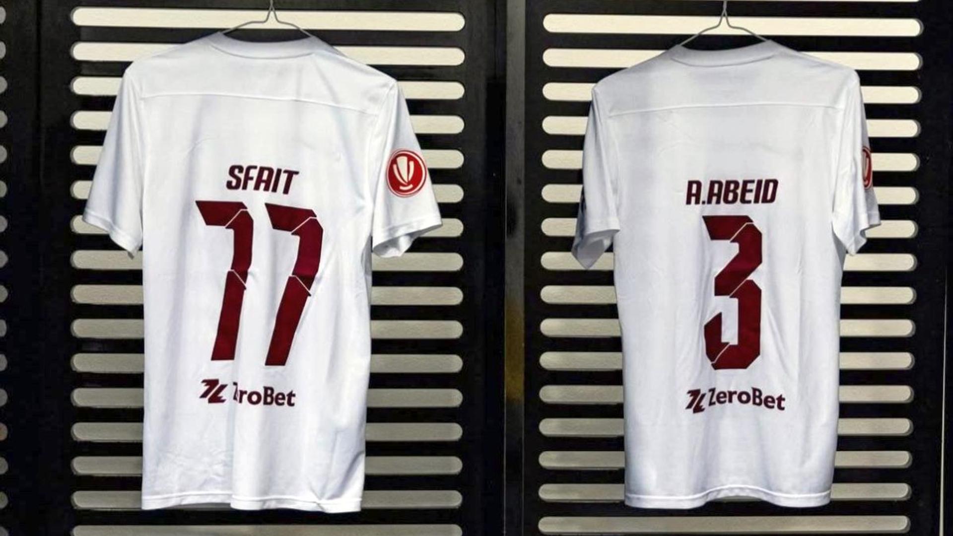 Jucători CFR Cluj pe teren purtând echipament fotbal cu logo ZeroBet, noul sponsor CFR Cluj, casa pariuri pe spate tricouri. | sursa foto: Gazeta Sporturilor