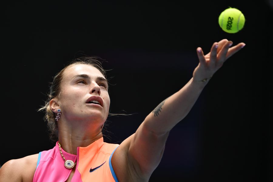 Aryna Sabalenka și cerceii săi speciali FOTO Guliver/GettyImages Aryna Sabalenka, după calificarea în sferturile de finală la Australian Open. „Sunt pentru pace. Asta este tot ce pot spune”