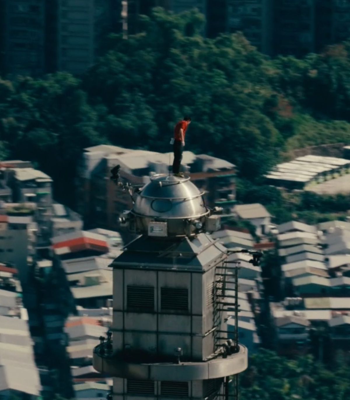 Performanță ULUITOARE! Cerul e limita » A reușit să escaladeze un zgârie-nori din Taiwan de 508 metri FĂRĂ coardă, în doar 95 de minute