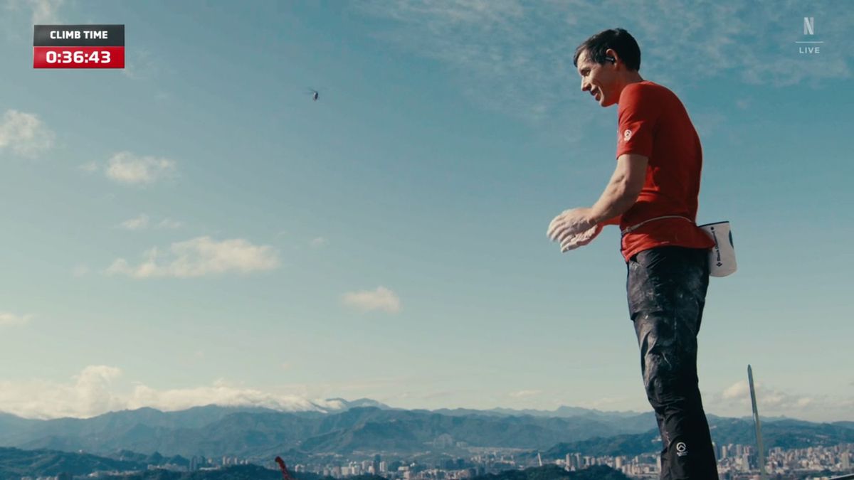 Performanță ULUITOARE! Cerul e limita » A reușit să escaladeze un zgârie-nori din Taiwan de 508 metri FĂRĂ coardă, în doar 95 de minute