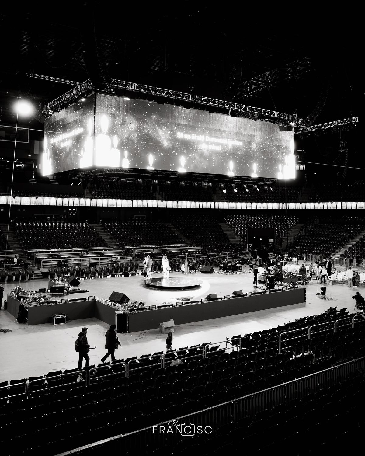 STOP spectacolelor de manele într-o sală polivalentă din România