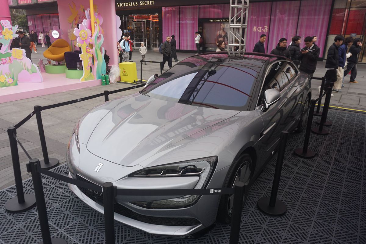 Chinezii au inventat mașina „care se scutură singură de zăpadă” » Bielorușii au vrut să verifice și au supus-o unui test: ce a urmat