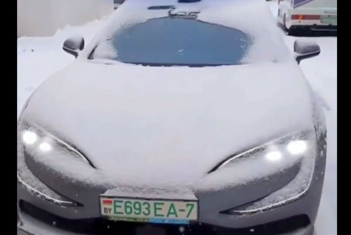 Chinezii au inventat mașina „care se scutură singură de zăpadă” » Bielorușii au vrut să verifice și au supus-o unui test: ce a urmat