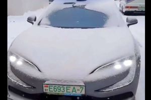 Chinezii au inventat mașina „care se scutură singură de zăpadă” » Bielorușii au vrut să verifice și au supus-o unui test: ce a urmat