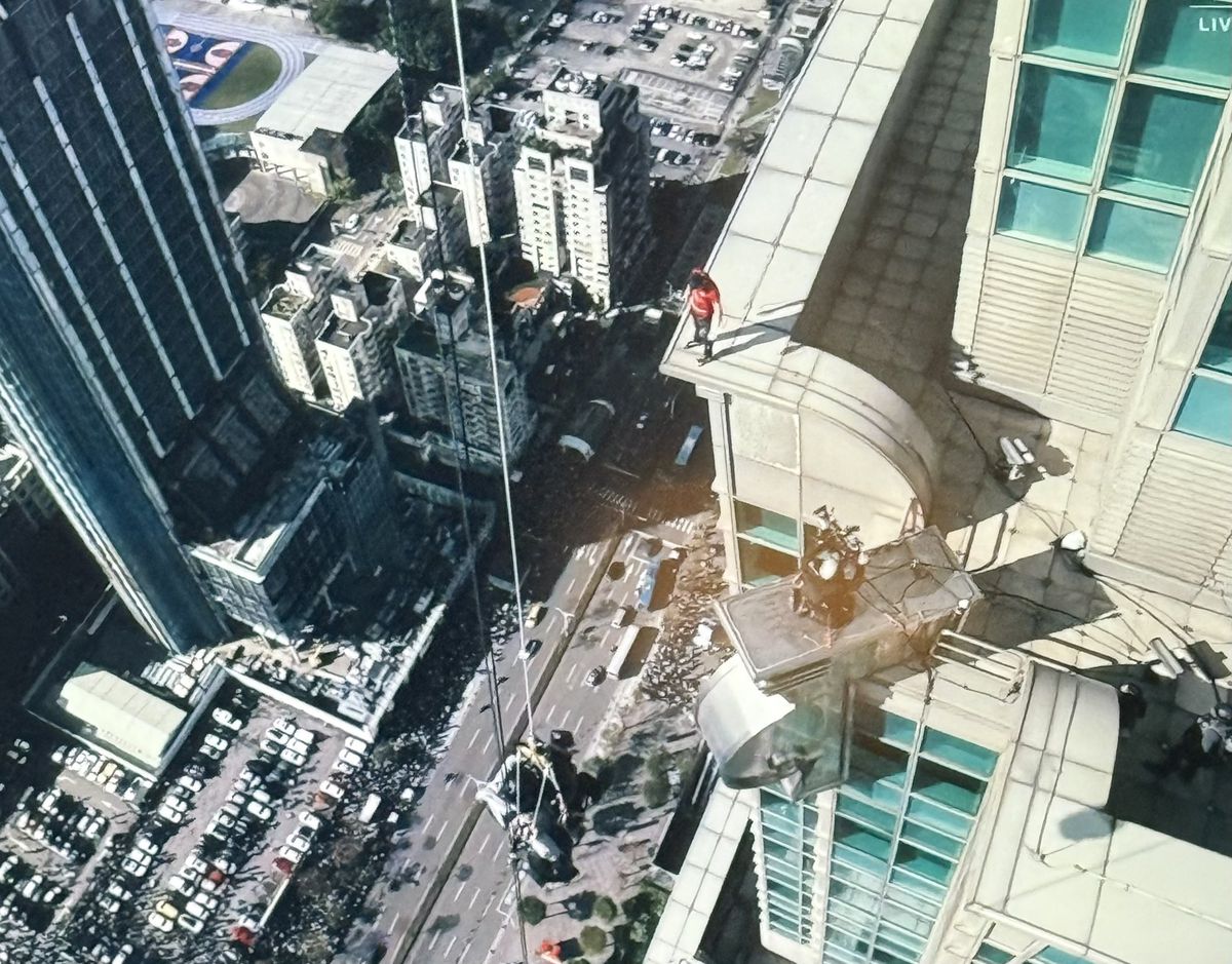 Performanță ULUITOARE! Cerul e limita » A reușit să escaladeze un zgârie-nori din Taiwan de 508 metri FĂRĂ coardă, în doar 95 de minute