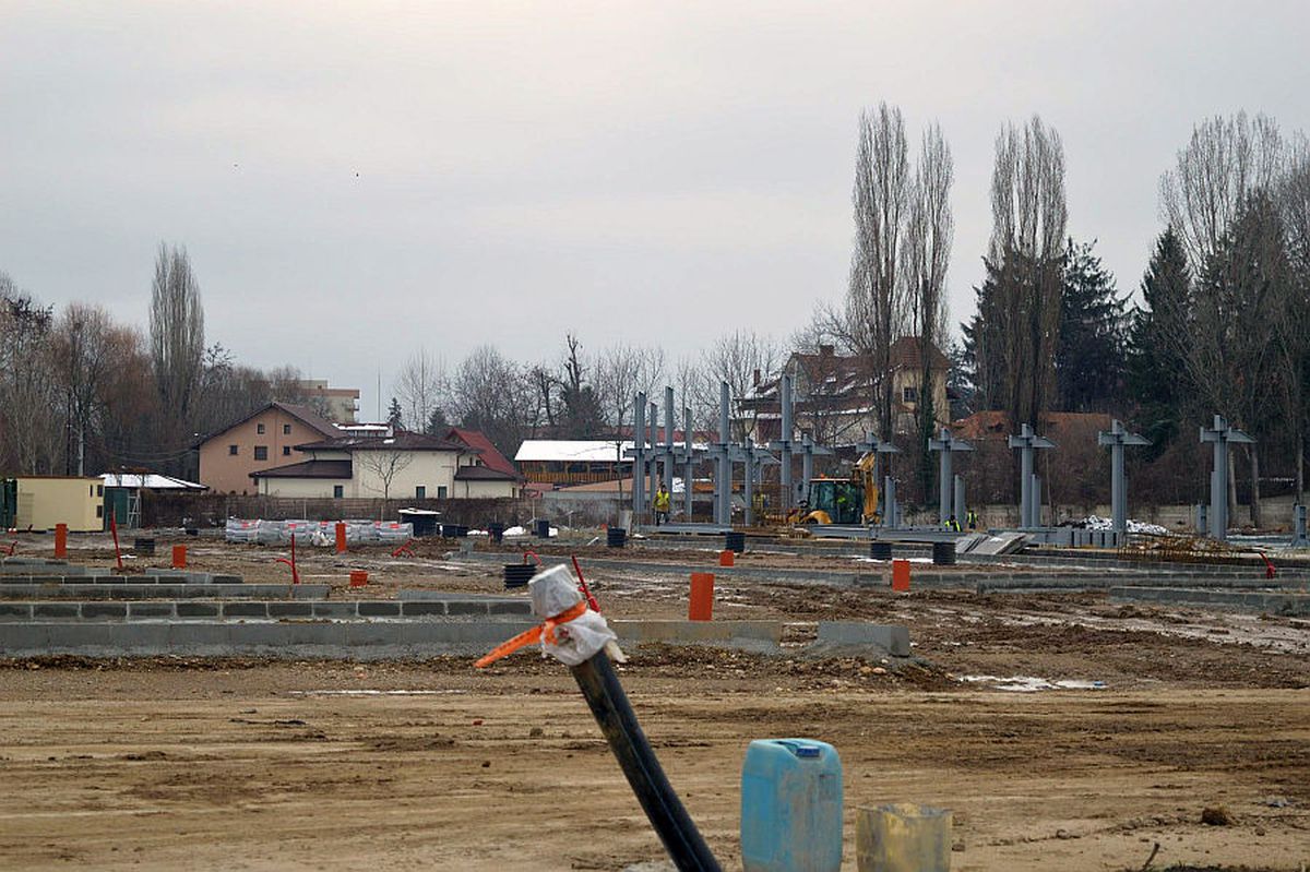 VIDEO + FOTO Un an pentru câțiva stâlpi! Lucrările la stadionul de 16 milioane de euro al unei echipe din Liga 1 întârzie nejustificat
