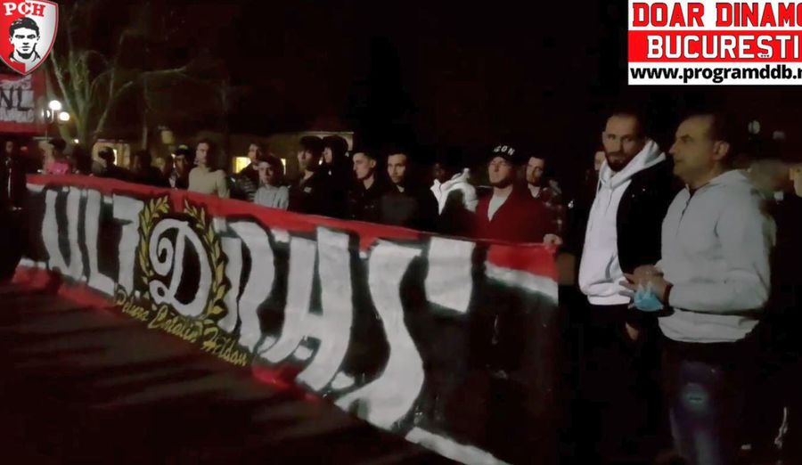 Antrenorul și jucătorii lui Dinamo în fața fanilor Antrenorul și jucătorii lui Dinamo în fața fanilor