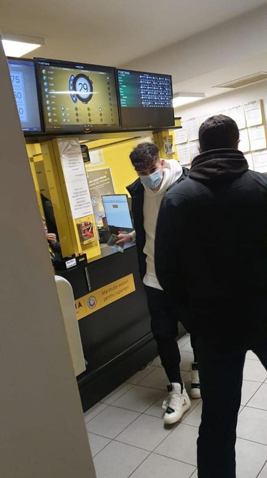 Mihai Constantinescu, în interiorul unei case de pariuri Mihai Constantinescu, în interiorul unei case de pariuri