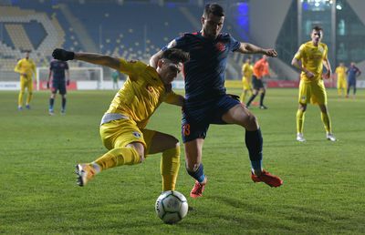 EXCLUSIV Fotografia de la care a pornit bătaia! Fotbalistul Petrolului, surprins în interiorul unei case de pariuri, cu banii în mână