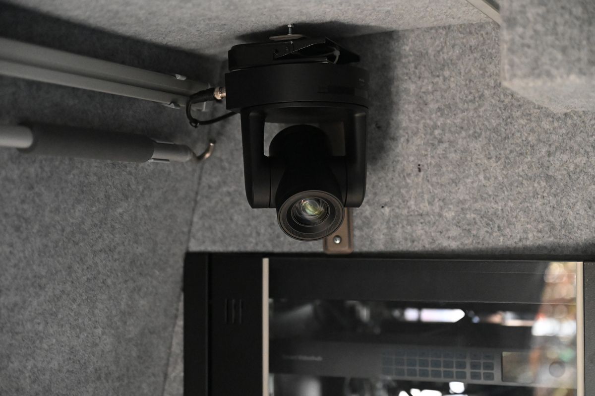 Au mai rămas 4 luni până la primul meci cu VAR din România » Poftiți în Mercedes! GSP a vizitat astăzi studioul unde vor fi analizate fazele