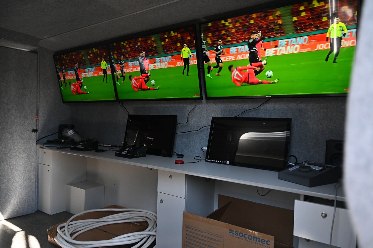 Au mai rămas 4 luni până la primul meci cu VAR din România » Poftiți în Mercedes! GSP a vizitat astăzi studioul unde vor fi analizate fazele