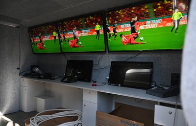 Au mai rămas 4 luni până la primul meci cu VAR din România » Poftiți în Mercedes! GSP a vizitat astăzi studioul unde vor fi analizate fazele