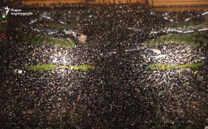 Zeci de mii de oameni s-au strâns în această seară pe străzile din Tbilisi, capitala Georgiei, pentru a-și arăta susținerea pentru Ucraina și pentru a cere oprirea ofensivei Rusiei.