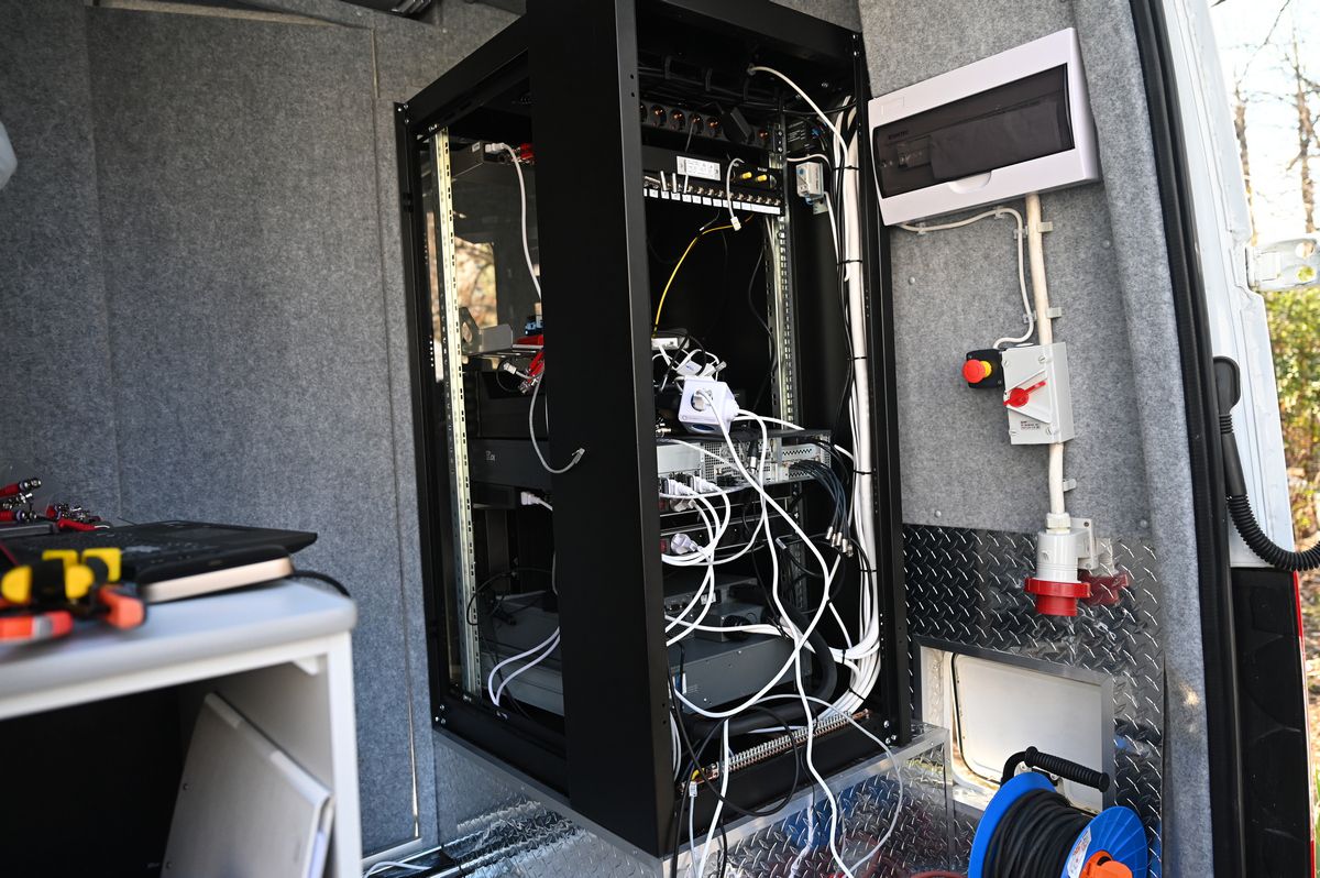 Au mai rămas 4 luni până la primul meci cu VAR din România » Poftiți în Mercedes! GSP a vizitat astăzi studioul unde vor fi analizate fazele