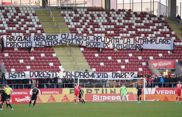 Protest al fanilor arădeni la meciul cu Academica Clinceni » De ce au lipsit suporterii din peluză în primele 15 minute
