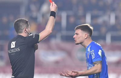 Căpușă, fotbalistul eliminat în Rapid - Chindia, îl acuză direct pe arbitrul Chivulete: „La ce să mă aștept când îmi spune asta înaintea meciului?”