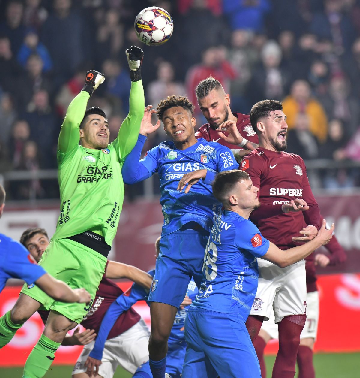 Penalty-ul primit de Rapid a provocat revoltă la TV! Mihai Stoica: „Sunt curios dacă vor exista urmări” + „E simulare”