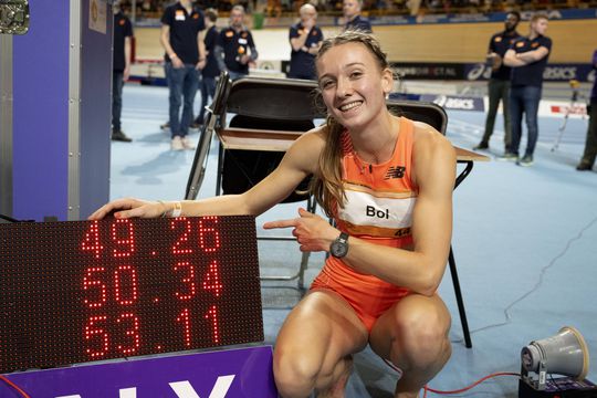 Femke Bol arătând spre tabela care afișează noul record mondial indoor FOTO Imago