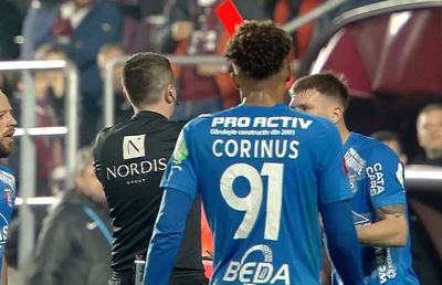 Andrei Chivulete, două decizii majore în prelungirile primei reprize din Rapid - Chindia! Verdictul specialistului: „E un pic de discutat”