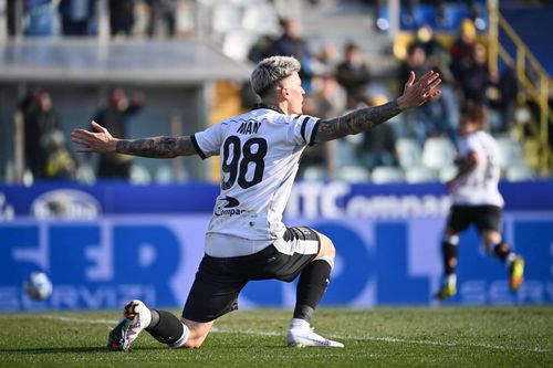 Dennis Man (24 de ani), extrema de la Parma, s-a accidentat în timpul meciului cu Frosinone, scor 4-3/ foto Imago images