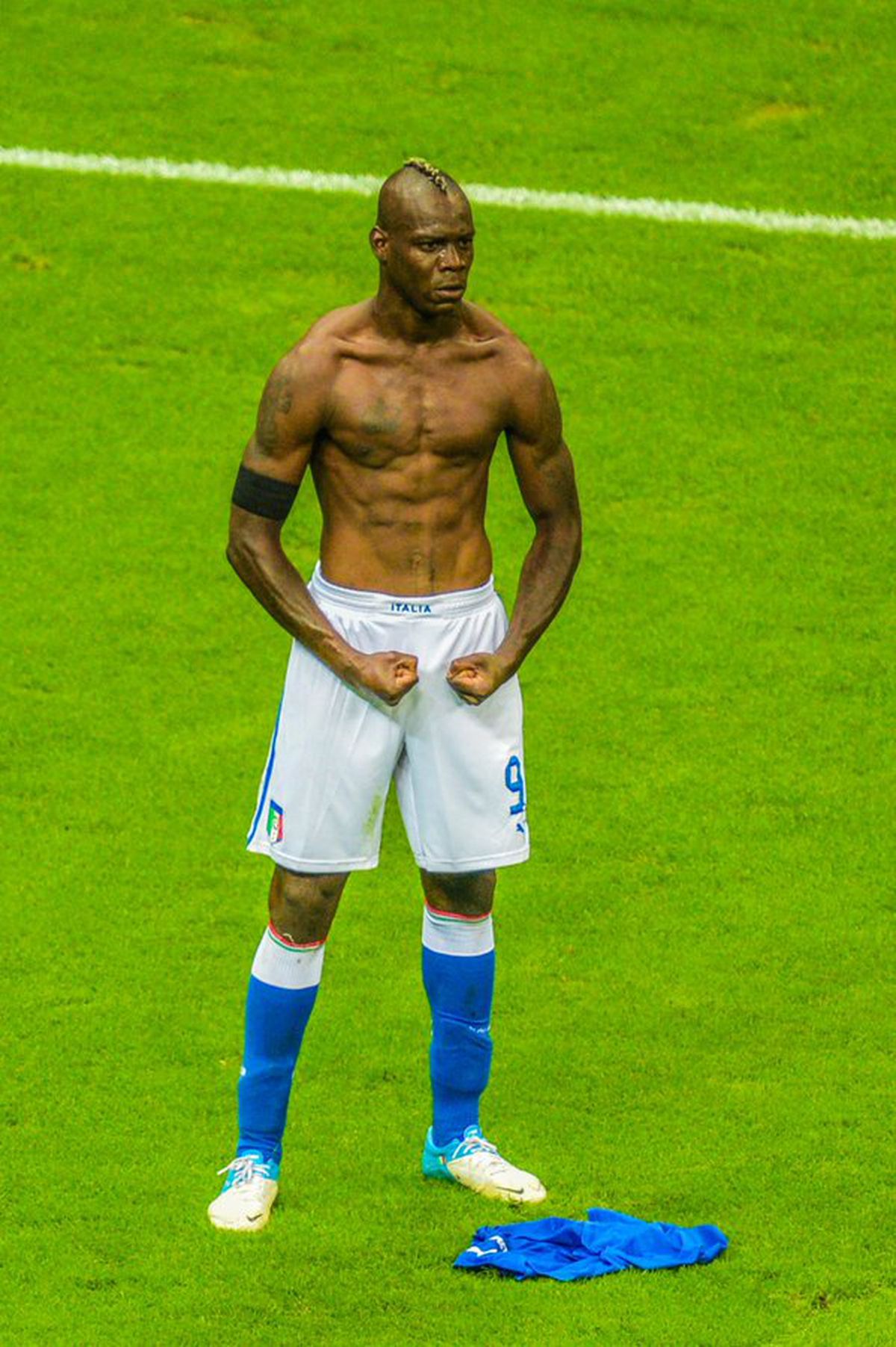 Mai țineți minte această poză? » Cum arată acum Mario Balotelli