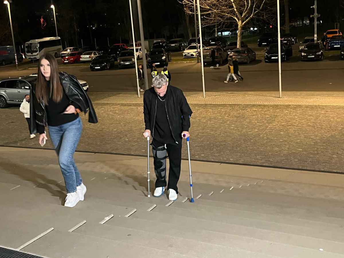 Titularul de la FCSB, apariție în premieră după accidentare » A venit în cârje la Arena Națională