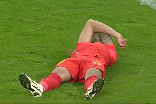 Florinel Coman (25 de ani) i-a speriat pe cei de la FCSB în minutul 59 al partidei cu Botoșani, scor 3-2, din etapa #27 a Superligii, acuzând o accidentare. Foto: captură Digi Sport
