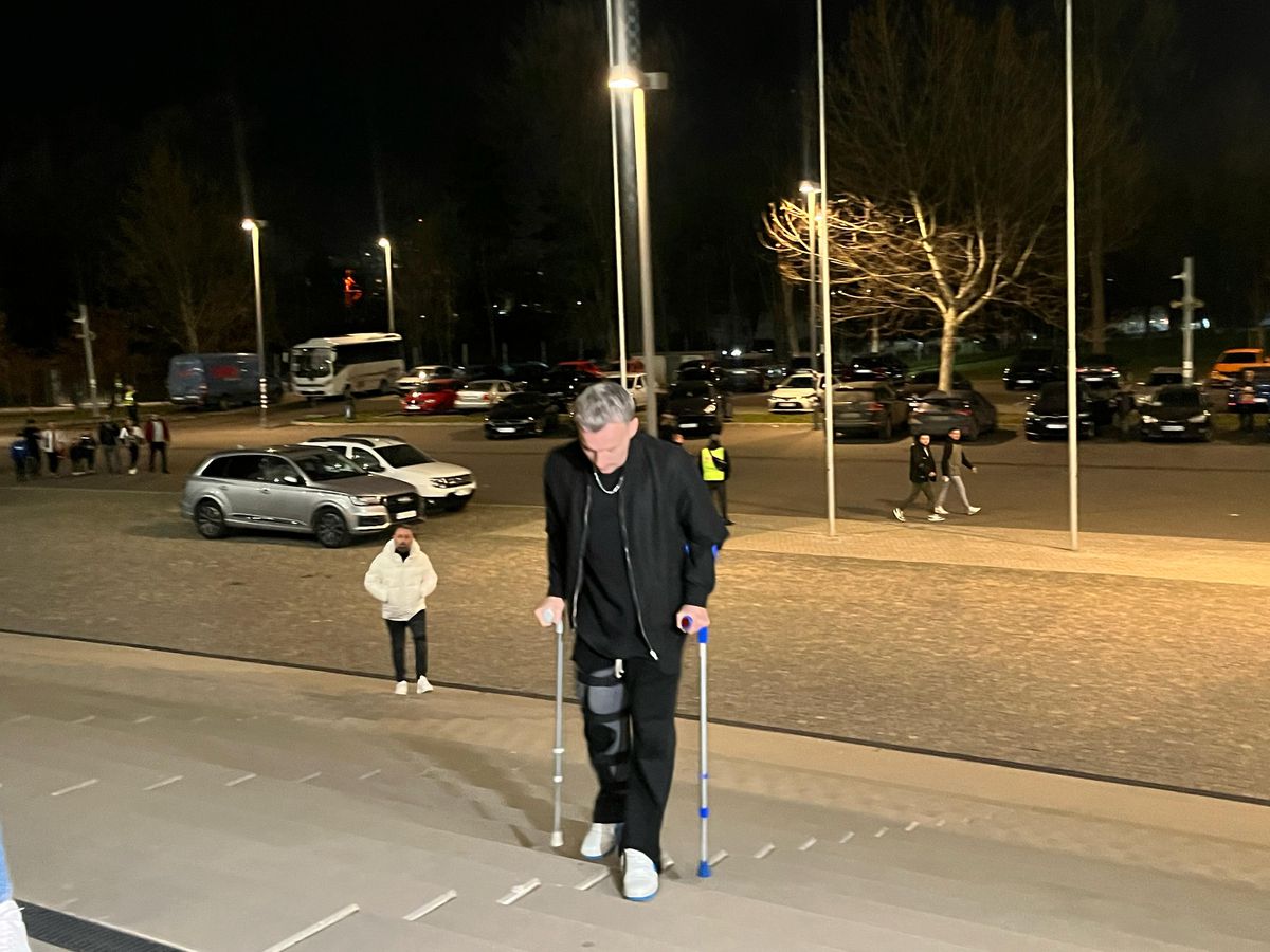 Titularul de la FCSB, apariție în premieră după accidentare » A venit în cârje la Arena Națională