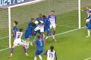 Gafă de proporții în FCU Craiova - FC Argeș » Atacantul a respins mingea ca la volei, iar arbitrul a dictat imediat penalty