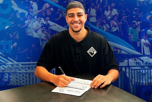Atacantul brazilian Adriano Carvalho (18 ani), fiul fostului fotbalist Adriano, a semnat un contract cu Academica de Coimbra, din a treia divizie a Portugaliei.