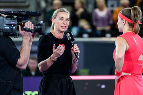 Barbara Schett realizând un interviu pe teren la un turneu WTA FOTO Imago Imgaes