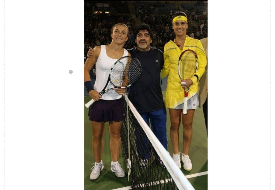 Sorana Cîrstea (dreapta) și Sara Errani încadrându-l pe Diego Maradona la Dubai 2013 Foto: Facebook Sorana Cîrstea a rememorat momentul special în care s-a întâlnit cu Diego Maradona: „Îmi amintesc ca și cum ar fi fost ieri! Eram atât de stresată”