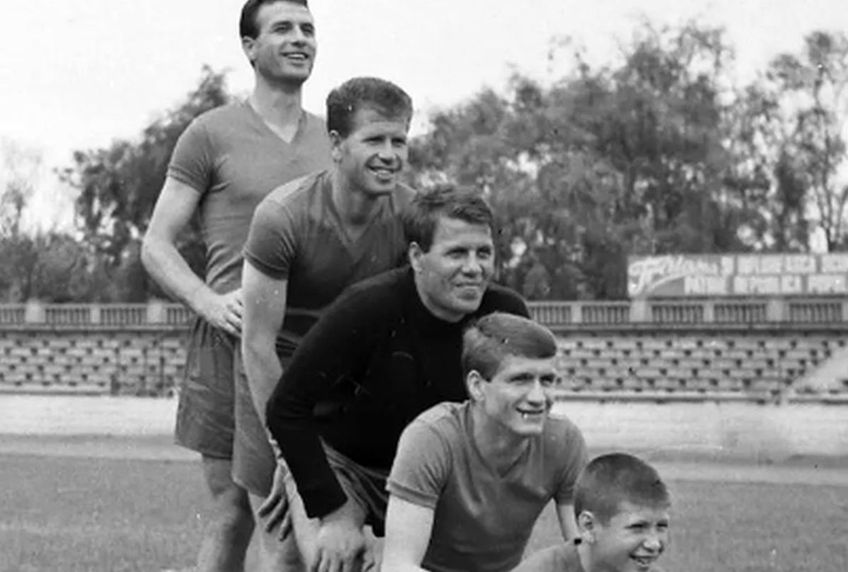 Cinci dintre eroii lui Dinamo din familia Nunweiller, de jos în sus: Eduard, Radu, Victor, Lică și Nelu