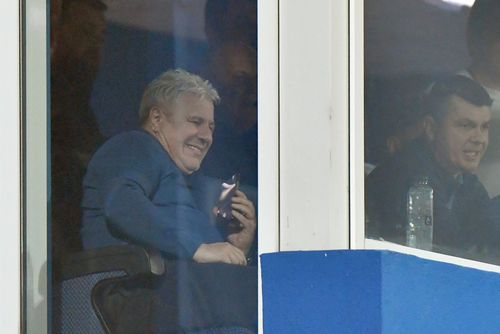 Marius Șumudică a dat tot timpul indicații pe telefon la Farul - Rapid 1-3. Foto: Cristi Preda (GSP)