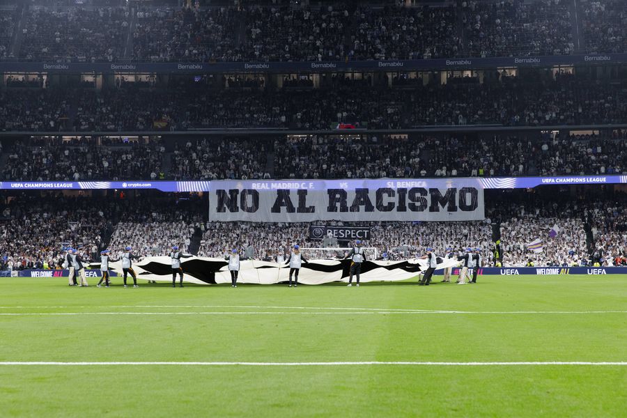Fanii lui Real Madrid au afișat un banner împotriva rasismului la returul cu Benfica din Liga Campionilor // FOTO: Imago Images Bannerul afișat de fanii lui Real Madrid la meciul cu Benfica, după scandalul cu Vinicius din tur