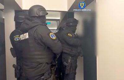 Au blătuit în grup! Descinderi FĂRĂ PRECEDENT în România » 4 mandate de reținere emise: fotbalistul Gabi Matei e pe listă! Ce se întâmplă cu fratele lui Paul Papp