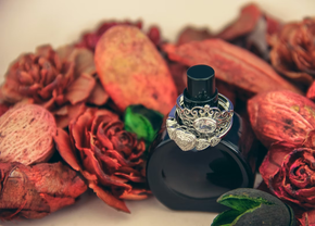 Cum alegi corect un parfum și de ce pH-ul pielii contează mai mult decât crezi