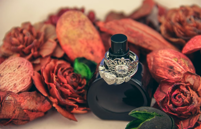Cum alegi corect un parfum și de ce pH-ul pielii contează mai mult decât crezi