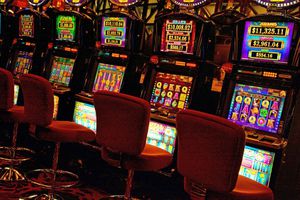 Primul oraș din România care vrea să interzică păcănelele, după ordonanța Bolojan: „Cât costă viaţa copilului de 27 de ani pe care eu l-am văzut mort?”