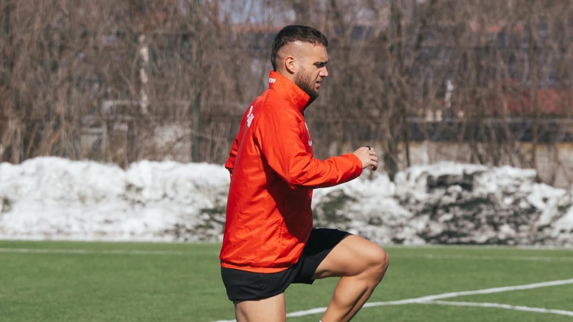 George Pușcaș în echipament sportiv, efectuând antrenamente individuale pe terenul de la baza Dinamo București, sub supravegherea antrenorului. | sursa foto: Gazeta Sporturilor