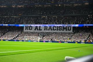 Bannerul afișat de fanii lui Real Madrid la meciul cu Benfica, după scandalul cu Vinicius din tur