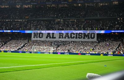 Bannerul afișat de fanii lui Real Madrid la meciul cu Benfica, după scandalul cu Vinicius din tur