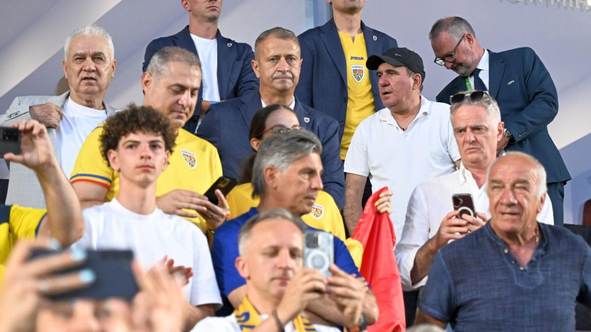 Dani Coman la conferință de presă, discutând despre memoriul FRF și riscul de suspendare pentru declarații incitare violență. | sursa foto: Gazeta Sporturilor Dani Coman la conferință de presă, discutând despre memoriul FRF și riscul de suspendare pentru declarații incitare violență. | sursa foto: Gazeta Sporturilor