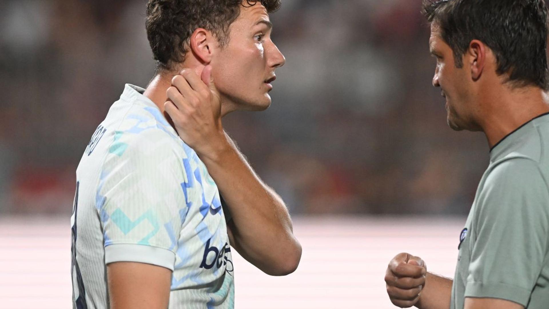 Benjamin Pavard în tricoul Borussia Dortmund pe teren, pregătit pentru un Bundesliga transfer important în defensivă. | sursa foto: Gazeta Sporturilor