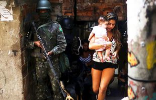 Coronavirus pe mâna cartelurilor! Măsuri extreme impuse de gangsteri în favelele din Rio de Janeiro: „Cine iese va învăța ce e respectul”