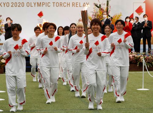 Campioanele mondiale din 2011 la fotbal feminin purtând torța olimpică FOTO Imago-Images