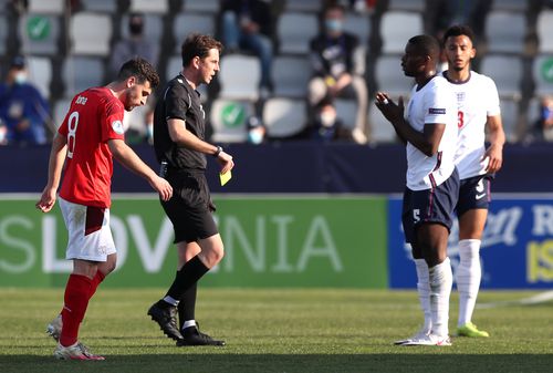 Anglia U21, selecționata lui Aidy Boothroyd, a pierdut, scor 0-1, meciul de debut de la acest Campionat European U21, contra reprezentativei Elveției U21, deși mulți o vedeau printre favoritele la câștigarea turneului din Slovenia și Ungaria