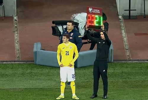 Florinel Coman (22 de ani) a rezistat doar 10 minute în partida dintre România și Macedonia de Nord, debutul în preliminariile Campionatului Mondial. 

FOTO: Captură @Pro TV