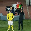 Florinel Coman (22 de ani) a rezistat doar 10 minute în partida dintre România și Macedonia de Nord, debutul în preliminariile Campionatului Mondial.
FOTO: Captură @Pro TV