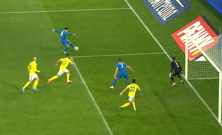 Fotbalistul grec cu numărul 7, sancționat pentru ofsaid / FOTO: Captură @Pro X România - Grecia 0-1 » Edi Iordănescu, primul selecționer care debutează acasă cu înfrângere, după 55 de ani!